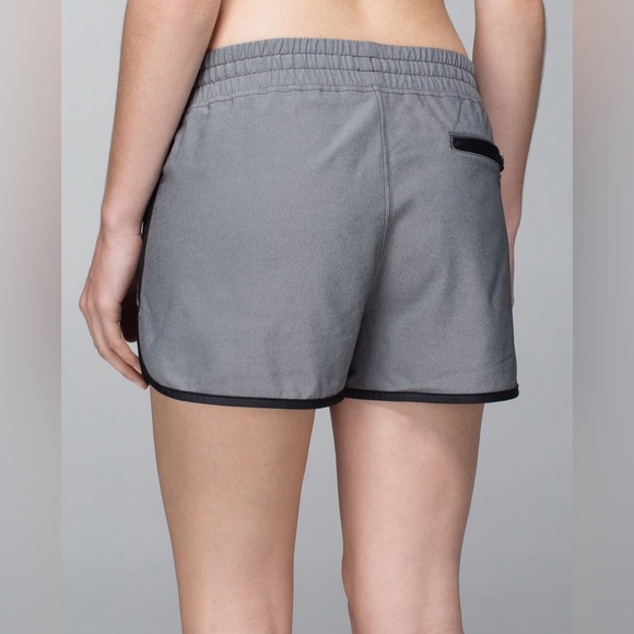 Lululemon💎EUC VINTAGE🦄Varsity Shorts 2014🦄Black (grey denim effect)🦄Size 6 - Picture 14 of 16